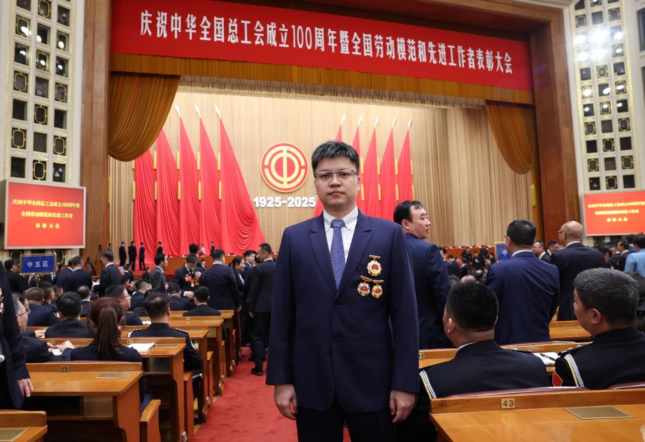 崔巍在人民大會(huì)堂接受“全國(guó)勞動(dòng)模范”榮譽(yù)表彰,！
